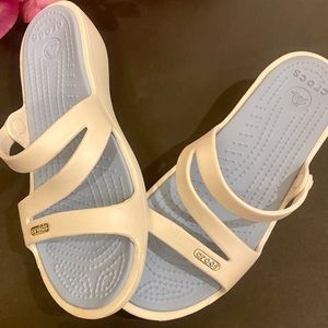 Crocs Women's Patricia Wedge Sandal, silver/pearl